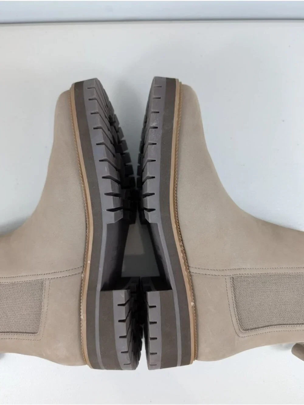 Tom's Dakota lug Chelsea boots women's size 9.5